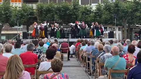 Las actuaciones de bailes tradicionales han llenado cada tarde la plaza durante toda la semana, con grupos locales que hacen vibrar a León.