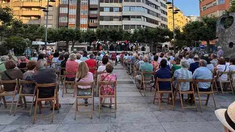 Las actuaciones de bailes tradicionales han llenado cada tarde la plaza durante toda la semana, con grupos locales que hacen vibrar a León.