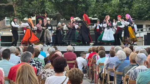 Las actuaciones de bailes tradicionales han llenado cada tarde la plaza durante toda la semana, con grupos locales que hacen vibrar a León.