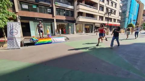 La Semana del Orgullo LGTBI+ en León continúa sumando actividades reivindicativas y festivas dentro precisamente de la semana de las Fiestas de San Juan y San Pedro de León.