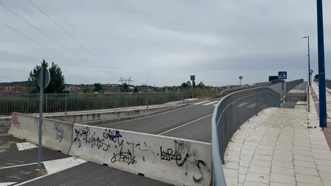 Después de más de cuatro años sin uso, el puente de San Juan de Dios en San Andrés del Rabanedo podría quedar parcialmente habilitado. En la imagen, el enlace con León visto desde San Andrés del Rabanedo. Fotos: Silvia García