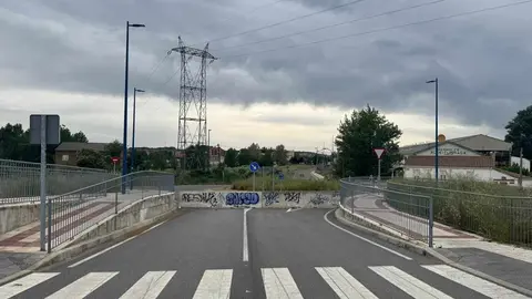 Después de más de cuatro años sin uso, el puente de San Juan de Dios en San Andrés del Rabanedo podría quedar parcialmente habilitado. En la imagen, el enlace con León visto desde San Andrés del Rabanedo. Fotos: Silvia García