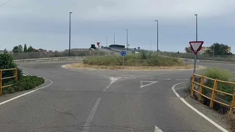 Después de más de cuatro años sin uso, el puente de San Juan de Dios en San Andrés del Rabanedo podría quedar parcialmente habilitado. En la imagen, el enlace con León visto desde San Andrés del Rabanedo. Fotos: Silvia García