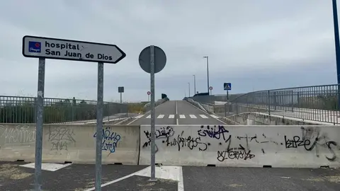 Después de más de cuatro años sin uso, el puente de San Juan de Dios en San Andrés del Rabanedo podría quedar parcialmente habilitado. En la imagen, el enlace con León visto desde San Andrés del Rabanedo. Fotos: Silvia García