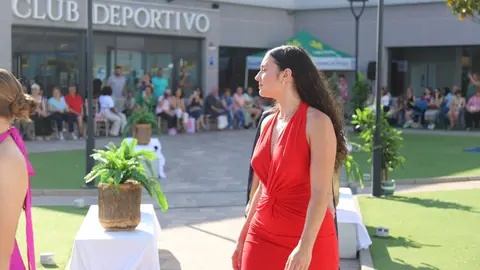 Las instalaciones del Olímpico de León se convirtieron en una pasarela improvisada con motivo del desfile Moda en la Calle, un evento que reunió a varios diseñadores de la provincia para presentar sus colecciones. Fotos: Isaac Llamazares