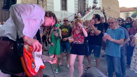 Lexploitation convierte Puerta Castillo en el corazón underground de las fiestas. La quinta edición de Lex Dance! reunió a cientos de personas en una jornada vibrante que consagró el evento como uno de los grandes atractivos culturales del verano leonés. Fotos: A.F. Reca