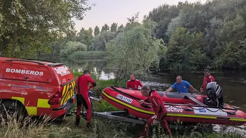 Búsqueda de una persona en el Río Águeda en Ciudad Rodrigo (Salamanca). Foto: Vicente.