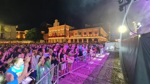 La Plaza de San Marcelo se rinde ante el concierto ‘Voy a Pasármelo G’, un homenaje vibrante que hizo bailar y cantar sin parar a un público entregado.