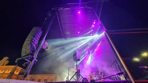 La Plaza de San Marcelo se rinde ante el concierto ‘Voy a Pasármelo G’, un homenaje vibrante que hizo bailar y cantar sin parar a un público entregado.