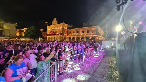 La Plaza de San Marcelo se rinde ante el concierto ‘Voy a Pasármelo G’, un homenaje vibrante que hizo bailar y cantar sin parar a un público entregado.