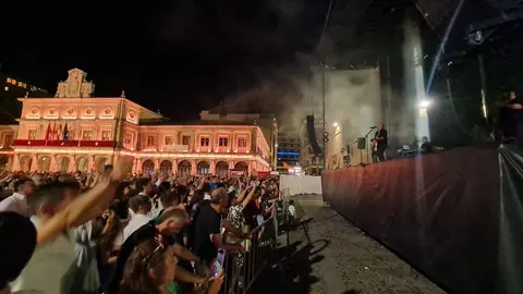 La Plaza de San Marcelo se rinde ante el concierto ‘Voy a Pasármelo G’, un homenaje vibrante que hizo bailar y cantar sin parar a un público entregado.