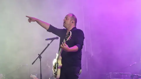 La Plaza de San Marcelo se rinde ante el concierto ‘Voy a Pasármelo G’, un homenaje vibrante que hizo bailar y cantar sin parar a un público entregado.