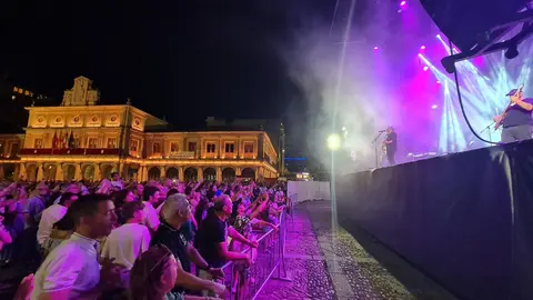 La Plaza de San Marcelo se rinde ante el concierto ‘Voy a Pasármelo G’, un homenaje vibrante que hizo bailar y cantar sin parar a un público entregado.