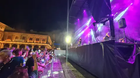 La Plaza de San Marcelo se rinde ante el concierto ‘Voy a Pasármelo G’, un homenaje vibrante que hizo bailar y cantar sin parar a un público entregado.