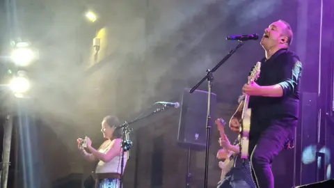 La Plaza de San Marcelo se rinde ante el concierto ‘Voy a Pasármelo G’, un homenaje vibrante que hizo bailar y cantar sin parar a un público entregado.