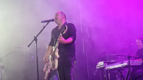 La Plaza de San Marcelo se rinde ante el concierto ‘Voy a Pasármelo G’, un homenaje vibrante que hizo bailar y cantar sin parar a un público entregado.