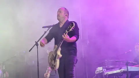La Plaza de San Marcelo se rinde ante el concierto ‘Voy a Pasármelo G’, un homenaje vibrante que hizo bailar y cantar sin parar a un público entregado.