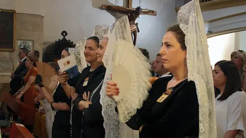 Celebración del Corpus Chico de León con una misa y una posterior procesión, a la que asiste la corporación municipal y el consejero de Medio Ambiente, Vivienda y Ordenación del Territorio, Juan Carlos Suárez-Quiñones. Foto: Peio García.