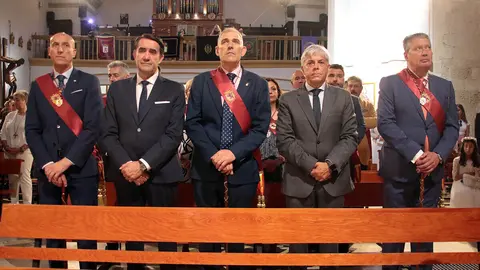 Celebración del Corpus Chico de León con una misa y una posterior procesión, a la que asiste la corporación municipal y el consejero de Medio Ambiente, Vivienda y Ordenación del Territorio, Juan Carlos Suárez-Quiñones. Foto: Peio García.
