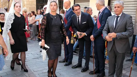 Celebración del Corpus Chico de León con una misa y una posterior procesión, a la que asiste la corporación municipal y el consejero de Medio Ambiente, Vivienda y Ordenación del Territorio, Juan Carlos Suárez-Quiñones. Foto: Peio García.