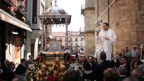 Celebración del Corpus Chico de León con una misa y una posterior procesión, a la que asiste la corporación municipal y el consejero de Medio Ambiente, Vivienda y Ordenación del Territorio, Juan Carlos Suárez-Quiñones. Foto: Peio García.