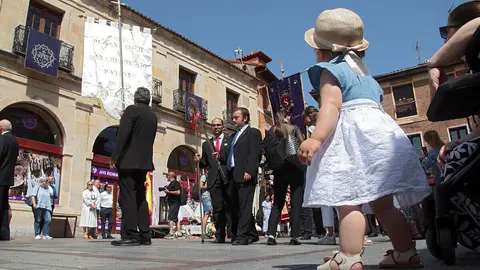 Celebración del Corpus Chico de León con una misa y una posterior procesión, a la que asiste la corporación municipal y el consejero de Medio Ambiente, Vivienda y Ordenación del Territorio, Juan Carlos Suárez-Quiñones. Foto: Peio García.