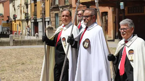 Celebración del Corpus Chico de León con una misa y una posterior procesión, a la que asiste la corporación municipal y el consejero de Medio Ambiente, Vivienda y Ordenación del Territorio, Juan Carlos Suárez-Quiñones. Foto: Isaac Llamazares.