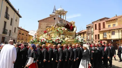 Celebración del Corpus Chico de León con una misa y una posterior procesión, a la que asiste la corporación municipal y el consejero de Medio Ambiente, Vivienda y Ordenación del Territorio, Juan Carlos Suárez-Quiñones. Foto: Isaac Llamazares.