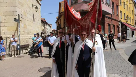 Celebración del Corpus Chico de León con una misa y una posterior procesión, a la que asiste la corporación municipal y el consejero de Medio Ambiente, Vivienda y Ordenación del Territorio, Juan Carlos Suárez-Quiñones. Foto: Isaac Llamazares.