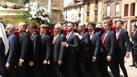 Celebración del Corpus Chico de León con una misa y una posterior procesión, a la que asiste la corporación municipal y el consejero de Medio Ambiente, Vivienda y Ordenación del Territorio, Juan Carlos Suárez-Quiñones. Foto: Isaac Llamazares.