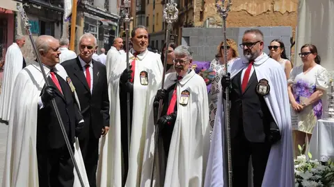 Celebración del Corpus Chico de León con una misa y una posterior procesión, a la que asiste la corporación municipal y el consejero de Medio Ambiente, Vivienda y Ordenación del Territorio, Juan Carlos Suárez-Quiñones. Foto: Isaac Llamazares.