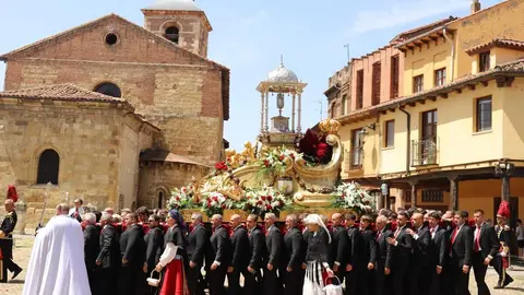 Celebración del Corpus Chico de León con una misa y una posterior procesión, a la que asiste la corporación municipal y el consejero de Medio Ambiente, Vivienda y Ordenación del Territorio, Juan Carlos Suárez-Quiñones. Foto: Isaac Llamazares.
