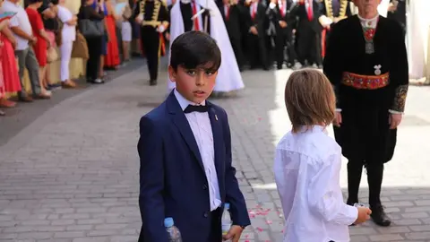 Celebración del Corpus Chico de León con una misa y una posterior procesión, a la que asiste la corporación municipal y el consejero de Medio Ambiente, Vivienda y Ordenación del Territorio, Juan Carlos Suárez-Quiñones. Foto: Isaac Llamazares.