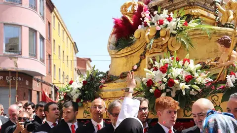 Celebración del Corpus Chico de León con una misa y una posterior procesión, a la que asiste la corporación municipal y el consejero de Medio Ambiente, Vivienda y Ordenación del Territorio, Juan Carlos Suárez-Quiñones. Foto: Isaac Llamazares.