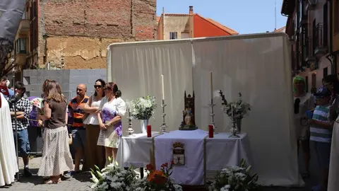 Celebración del Corpus Chico de León con una misa y una posterior procesión, a la que asiste la corporación municipal y el consejero de Medio Ambiente, Vivienda y Ordenación del Territorio, Juan Carlos Suárez-Quiñones. Foto: Isaac Llamazares.