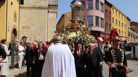 Celebración del Corpus Chico de León con una misa y una posterior procesión, a la que asiste la corporación municipal y el consejero de Medio Ambiente, Vivienda y Ordenación del Territorio, Juan Carlos Suárez-Quiñones. Foto: Isaac Llamazares.
