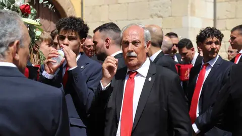 Celebración del Corpus Chico de León con una misa y una posterior procesión, a la que asiste la corporación municipal y el consejero de Medio Ambiente, Vivienda y Ordenación del Territorio, Juan Carlos Suárez-Quiñones. Foto: Isaac Llamazares.