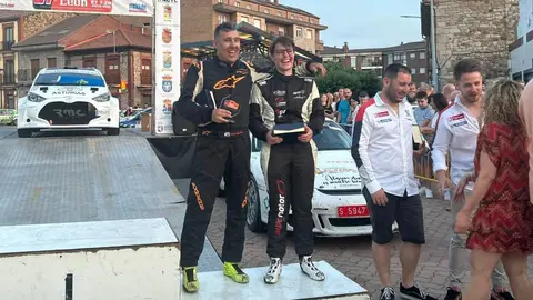 El XXVII Rallye de León corona a Emilio Arias y Enrique Velasco en una edición de vértigo y máxima competitividad  Alta participación, tramos exigentes y emoción hasta el final marcaron una intensa jornada de motor en La Robla, que volvió a ser epicentro del automovilismo leonés.