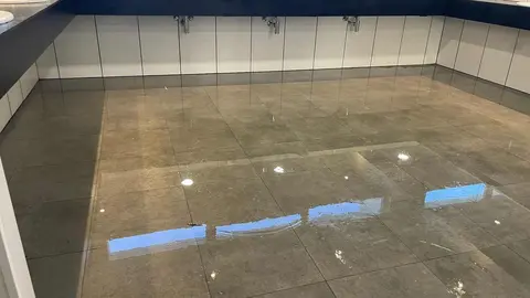 La  reforma de las piscinas municipales de La Palomera ha sufrido su primer contratiempo. Una inundación en los vestuarios ha obligado a desalojar esa parte de la instalación.