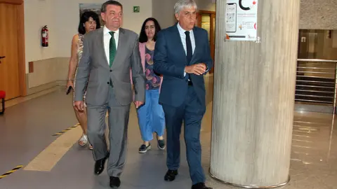 El consejero de la Presidencia, Luis Miguel González Gago, presenta el sistema de autoevaluación de calidad de las Delegaciones Territoriales de la Junta de Castilla y León, acompañado por el delegado territorial, Eduardo Diego. Foto: Peio García.