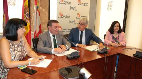 El consejero de la Presidencia, Luis Miguel González Gago, presenta el sistema de autoevaluación de calidad de las Delegaciones Territoriales de la Junta de Castilla y León, acompañado por el delegado territorial, Eduardo Diego. Foto: Peio García.