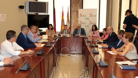 El consejero de la Presidencia, Luis Miguel González Gago, presenta el sistema de autoevaluación de calidad de las Delegaciones Territoriales de la Junta de Castilla y León, acompañado por el delegado territorial, Eduardo Diego. Foto: Peio García.