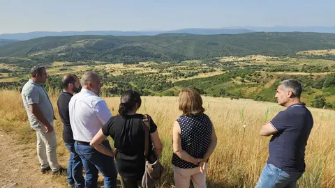 El presidente de la Diputación de León, Gerardo Álvarez Courel, el vicepresidente para El Bierzo, Luis Alberto Arias, y la diputada de Transición Ecológica, Lucía Osorio visitan Quintana de Fuseros.