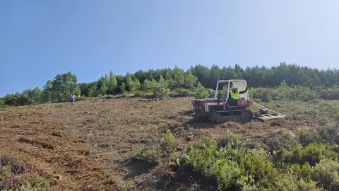 El presidente de la Diputación de León, Gerardo Álvarez Courel, el vicepresidente para El Bierzo, Luis Alberto Arias, y la diputada de Transición Ecológica, Lucía Osorio visitan Quintana de Fuseros.