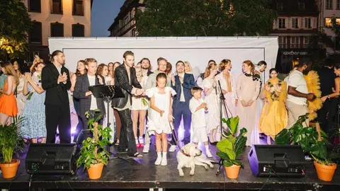 La diseñadora leonesa María Lafuente triunfa en Estrasburgo con un desfile histórico protagonizado por modelos ciegos y profesionales.