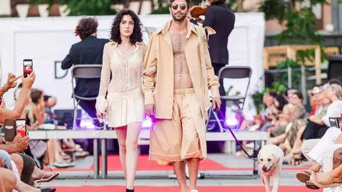 La diseñadora leonesa María Lafuente triunfa en Estrasburgo con un desfile histórico protagonizado por modelos ciegos y profesionales.