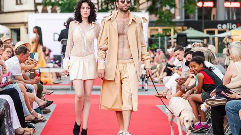 La diseñadora leonesa María Lafuente triunfa en Estrasburgo con un desfile histórico protagonizado por modelos ciegos y profesionales.