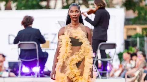 La diseñadora leonesa María Lafuente triunfa en Estrasburgo con un desfile histórico protagonizado por modelos ciegos y profesionales.