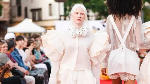 La diseñadora leonesa María Lafuente triunfa en Estrasburgo con un desfile histórico protagonizado por modelos ciegos y profesionales.