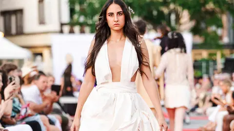 La diseñadora leonesa María Lafuente triunfa en Estrasburgo con un desfile histórico protagonizado por modelos ciegos y profesionales.